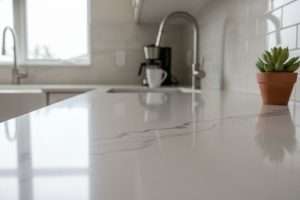 Réussir une jonction invisible sur un plan de travail