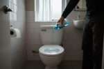 Comment déboucher des toilettes sans ventouse ?
