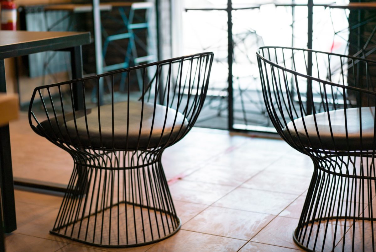 Deux chaises en métal noir avec assise en cuir