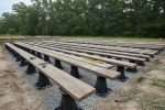 Poser une terrasse en composite sur plots : le guide complet