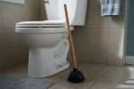 Bloc WC tombé dans les toilettes : comment le récupérer ?