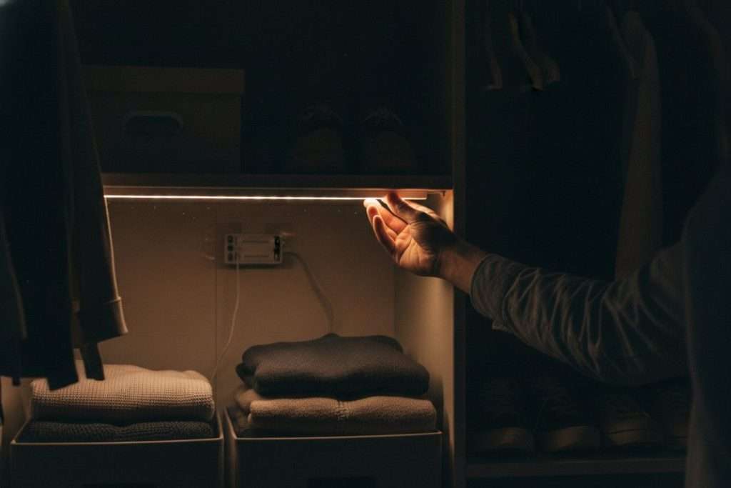Comment bien éclairer un placard : astuces et solutions