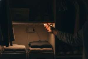 Comment bien éclairer un placard : astuces et solutions